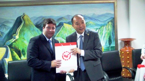 O programa “Bom Dia Prefeito” de quinta-feira (27/10), marcou a volta do Prefeito Leo Camilo que estava em viagem oficial à China, participando de uma comitiva composta por diversos prefeitos da região Centro-Oeste de Minas. Objetivo desta viagem era real leo camilo - china